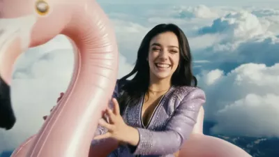 Pesem Take the Lead z umetno inteligenco ustvarjene Tilly Norwood je nastala s pomočjo UI-platforme Suno. F zajem zaslona