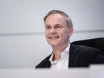 FILE PHOTO: German carmaker Volkswagen CEO Oliver Blume smiles at the start of a company-wide meeting at the company's headquarters plant in Wolfsburg, Germany, December 4, 2024. Ronny Hartmann/Pool via REUTERS/File Photo / Foto: Ronny Hartmann