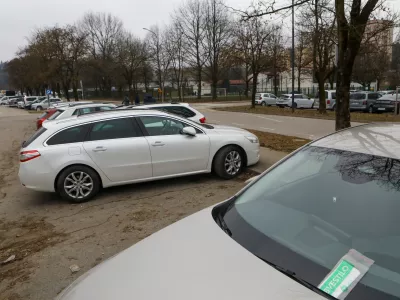 Februarja letos napisali več kazni za parkiranje