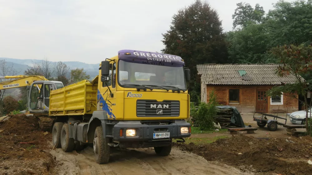 Urejanje romskega naselja Žabjak-Brezje, gradnja plo&scaron;čadi za večnamenski objekt v Brezju. Foto: Dragana Stanković