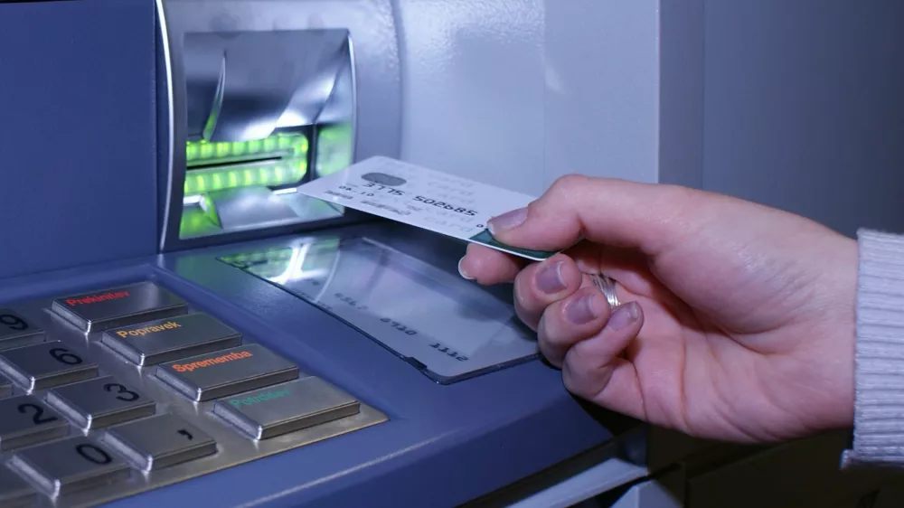 vlaganje kartice v bankomat