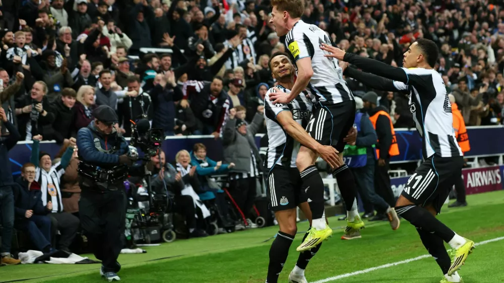 Soccer Football - UEFA Champions League - Round 16 - First Leg - Newcastle United v FC Barcelona - St James' Park, Newcastle, Britain - March 10, 2026 Newcastle United's Harvey Barnes celebrates scoring their first goal with teammates Action Images via Reuters/Craig Brough