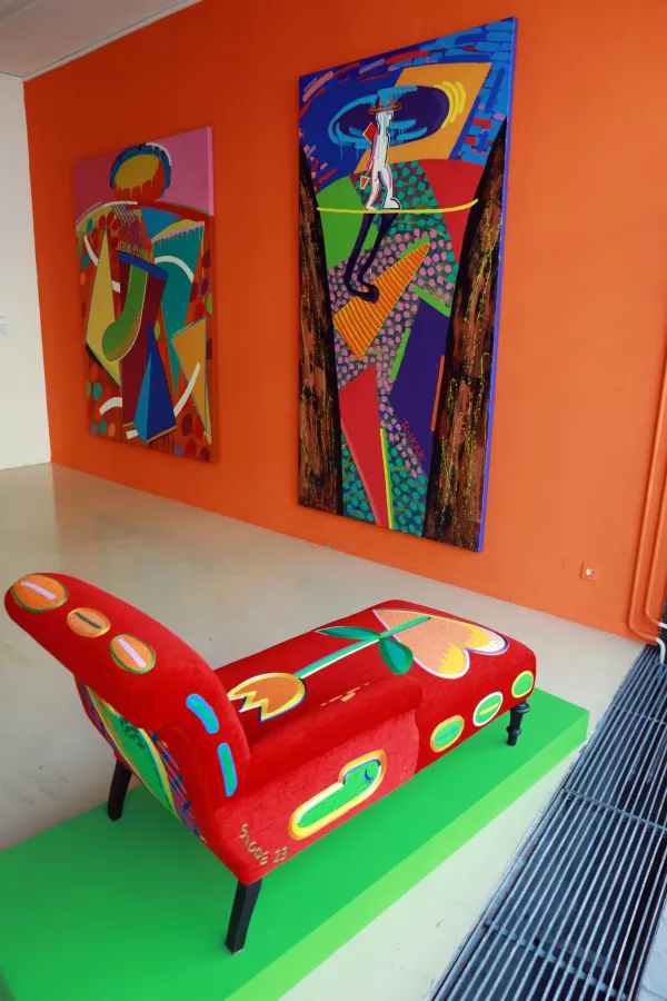 Velike slike, divje barve, igrivost in kritika