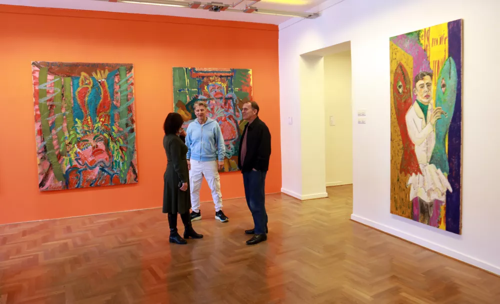 Velike slike, divje barve, igrivost in kritika