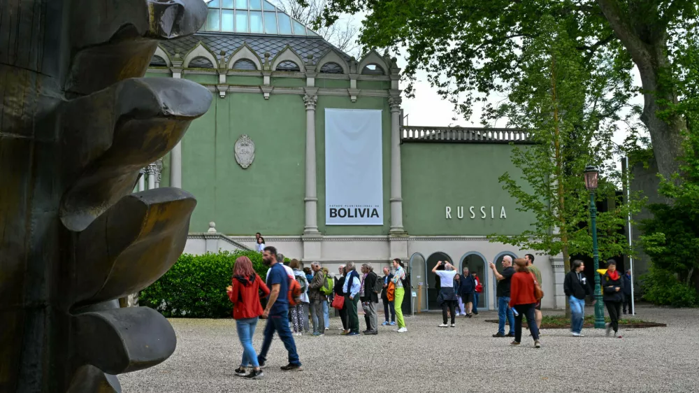 Kunst Bildende Kunst Arte Bienale Tourismus Reisen Italien Venedig 28.05.2024 Venedig Venezia Italien 60. Bienale arte 2024 60. Bieanale di Venecia Kurator Adriano Pedrosa BRA Motto Fremde ?berall Giardini Pavillon Russland wird von Bolivien bespielt Foto Eberhard Thonfeld Venedig Venetien Italien *** Art Visual Arts Arte Bienale Tourism Travel Italy Venice 28 05 2024 Venice Venezia Italy 60 Bienale arte 2024 60 Bieanale di Venecia Curator Adriano Pedrosa BRA Motto Strangers everywhere Giardini Pavilion Russia is played by Bolivia Photo Eberhard Thonfeld Venice Venice ItalyNo Use Switzerland. No Use Germany. No Use Japan. No Use Austria