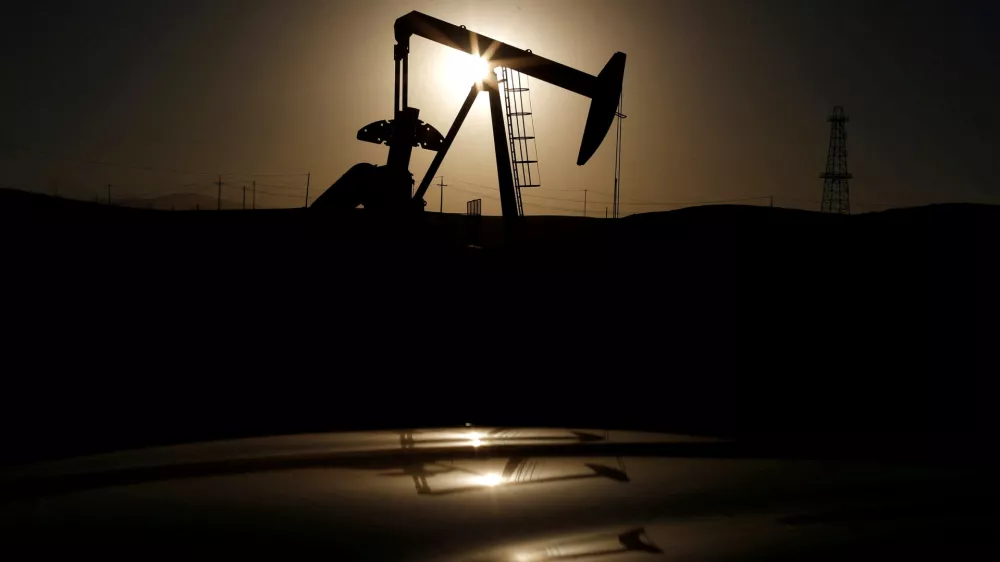 FILE PHOTO: A pump jack is seen at sunrise near Bakersfield, California October 14, 2014. REUTERS/Lucy Nicholson/File Photo/File Photo
