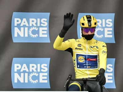 Juan Ayuso je sredino etapo začel v rumenem, a je zaradi padca moral odstopiti. 