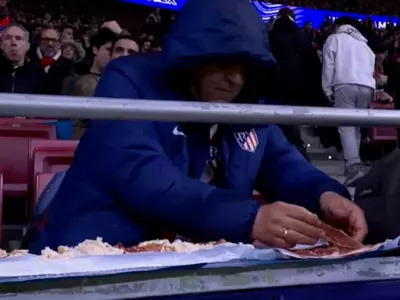 Navijač Atletica si je med tekmo pripravljal sendviče.