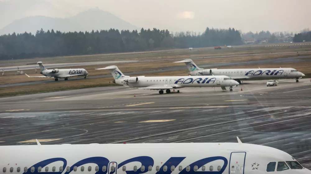 - letalo flote Adria Airways - - 22.03.2017 - Aerodrom Ljubljana - Letali&scaron;če Jožeta Pučnika Brnik - letalski prevoznik Adria Airways - dvodnevna stavka pilotov Adrie Airways zaradi zmanj&scaron;evanja pravic po izteku zadnje veljavne kolektivne pogodbe, - protest --     //FOTO: Luka Cjuha