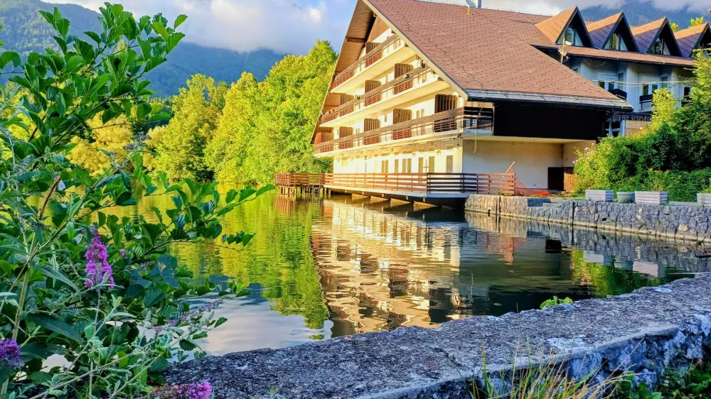 Hotel in grad naj bi tokrat res obnovili
