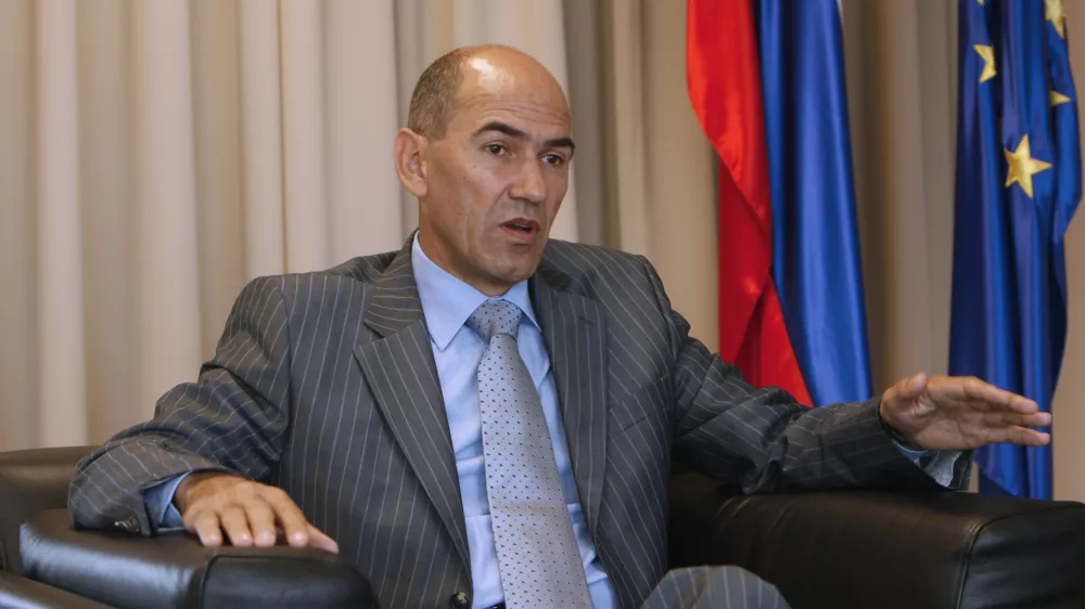 Janez Jan&scaron;a, obramboslovec, politik, od decembra 2004 predsednik vlade RS, od maja 1993 predsednik stranke SDS - Slovenska demokratska stranka- maja 1988 aretiran - proces proti četverici JBTZ- aprila 1990 do 1991 poslanec SDZ - Slovenske demokratične zveze - 1992 poslanec SDS - Socialdemokratska stranka Slovenije- od maja 1993 do 2001 predsednik SDS - Socialdemokratska stranka Slovenije - leta 2002 se je SDS - Socialdemokratska stranka Slovenije preimenovala v Slovensko demokratsko stranko.- od maja 1990 do marca 1994 minister za obrambo - razre&scaron;en zaradi afere Depala vas,//FOTO: Tomaž SkaleOPOMBA: ZA OBJAVO V PRILOGI &ndash; DNEVNIKOV OBJEKTIV - INTERVJU