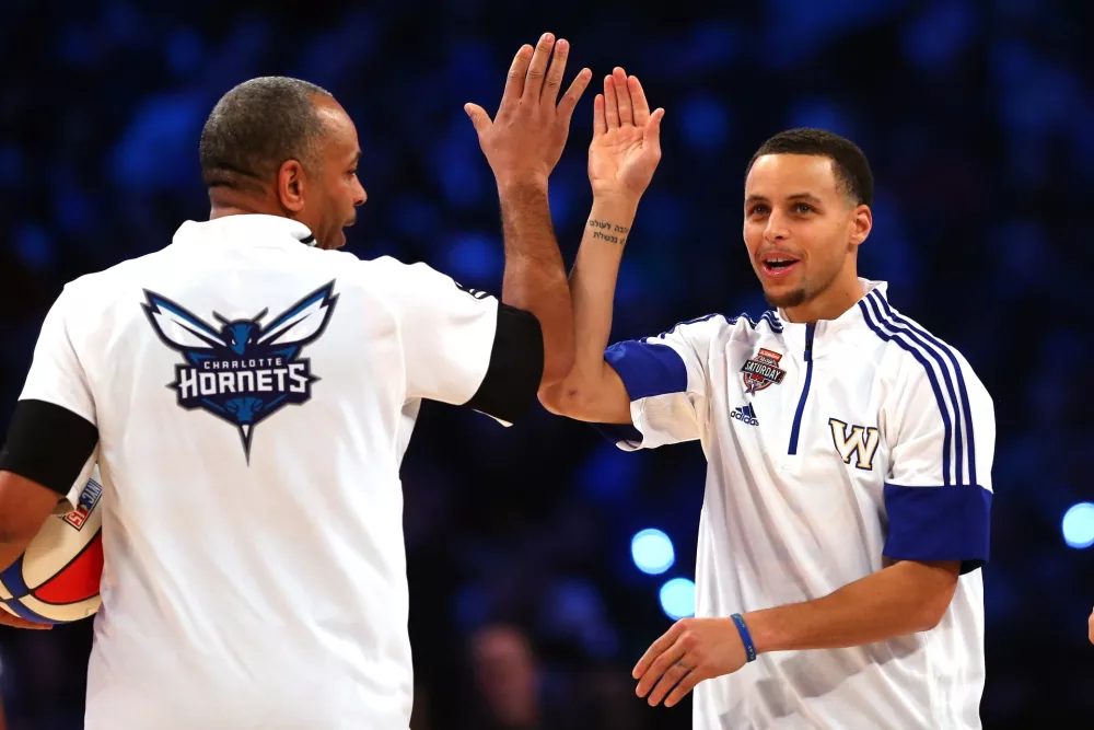 NEW YORK, NY - FEBRUARY 14: Stephen Curry (R) #30 of the Golden State Warriors and of the Western Conference jokes with his father and NBA Legend Dell Curry during the Degree Shooting Stars Competition as part of the 2015 NBA Allstar Weekend at Barclays Center on February 14, 2015 in the Brooklyn borough of New York City. NOTE TO USER: User expressly acknowledges and agrees that, by downloading and or using this photograph, User is consenting to the terms and conditions of the Getty Images License Agreement. (Photo by Elsa/Getty Images) / Foto: Elsa