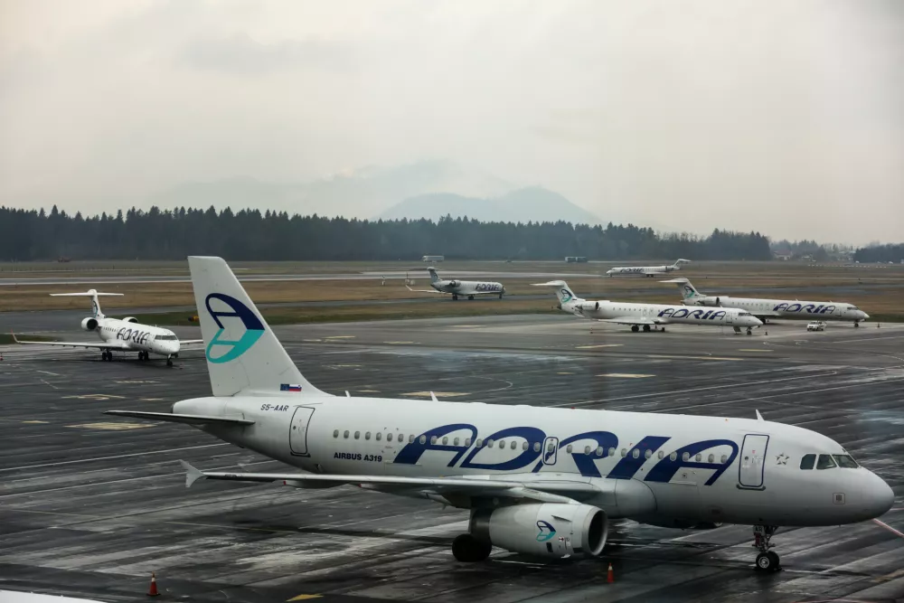 - letalo flote Adria Airways - - 22.03.2017 - Aerodrom Ljubljana - Letali&scaron;če Jožeta Pučnika Brnik - letalski prevoznik Adria Airways - dvodnevna stavka pilotov Adrie Airways zaradi zmanj&scaron;evanja pravic po izteku zadnje veljavne kolektivne pogodbe, - protest --     //FOTO: Luka Cjuha / Foto: Luka Cjuha