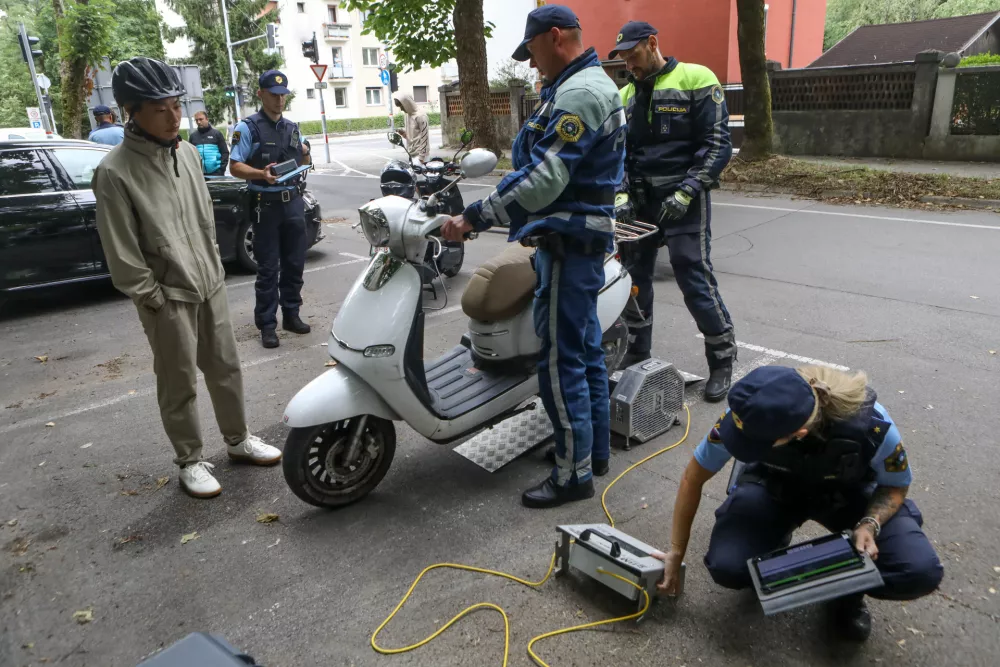 11.7.2025 - policija, nadzor prometa, lahka motorna vozila, skuter, moped, varnost v prometru, merilna naprava hitrostiFoto: Luka Cjuha / Foto: Luka Cjuha