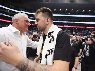 Los Angeles Lakers' Luka Doncic, right, hugs his father Sasa Doncic, left, following the team's NBA basketball game against the Dallas Mavericks in Dallas, Wednesday, April 9, 2025. (AP Photo/LM Otero) / Foto: Lm Otero