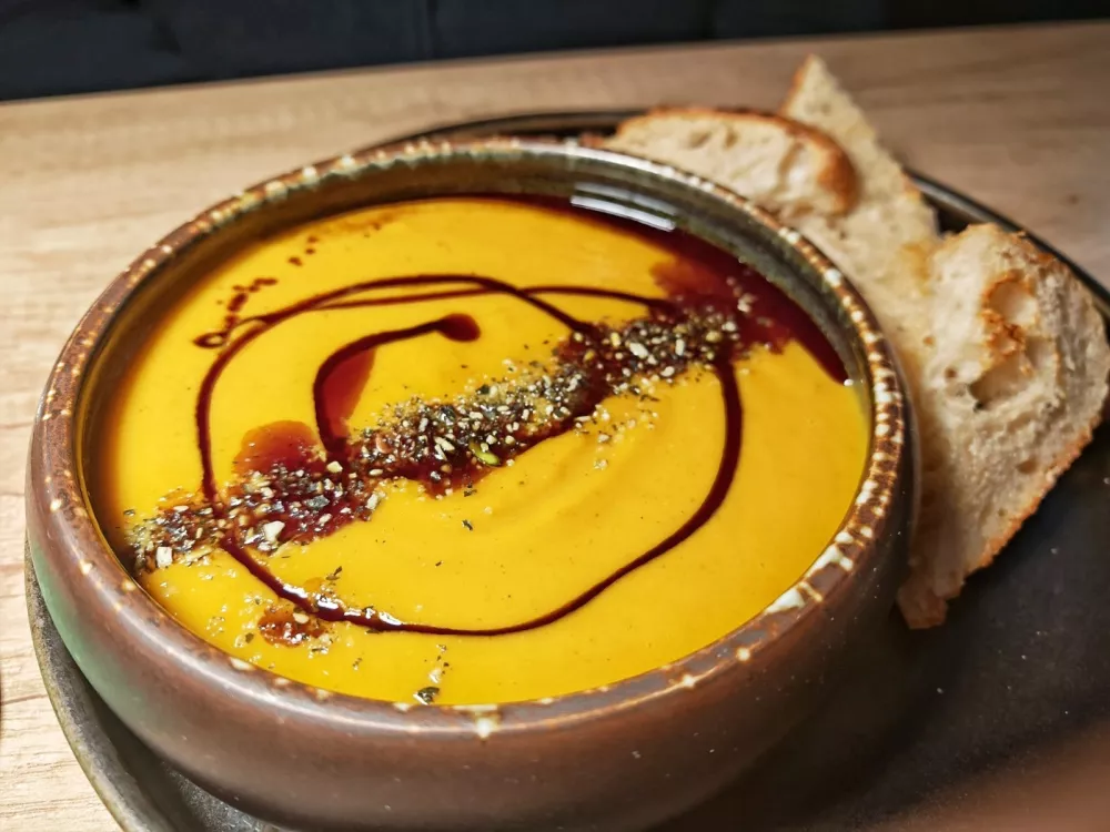 Bučna juha, Bistro in kavarna Nana