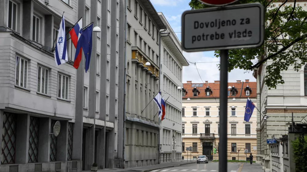 - izraelska, slovenska in evropska zastava na poslopju slovenske vlade - 15.05.2021 &ndash; Vlada Republike Slovenije - izobe&scaron;ena zastava Izraela na pročelju poslopja vlade v znak solidarnosti z Izraelom - Gregorčičeva ulica //FOTO: LUKA CJUHA.
