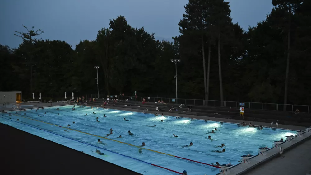 Vročinski valvročinaBazen Kolezija16.07.2024 - Ljubljanski bazeni - nočno kopanjeFOTO: Nik Erik Neubauer