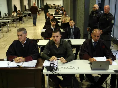 28.11,2024 - Kava&scaron;ki klan, sojenje za umor Danijela Božića. Na fotografiji (v sredini) Klemen Kadivec, odvetnik Branko Gvozdič (na sliki levo) in odvetnik Dejan Markovič (desno)Foto: Tomaž Skale