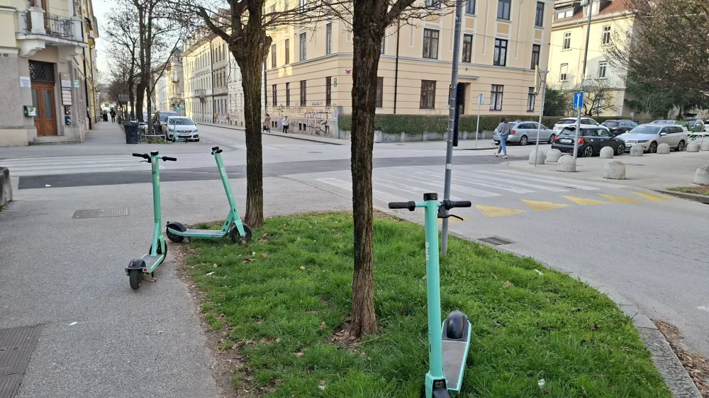 Nepravilno parkiranje skirojev redko kaznujejo