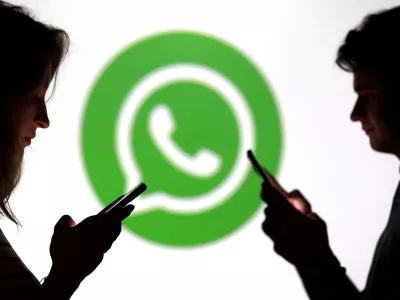 FILE PHOTO: Teenagers pose for a photo while holding smartphones in front of a Whatsapp logo in this illustration taken September 11, 2025. REUTERS/Dado Ruvic/Illustration/File Photo / Foto: Dado Ruvic