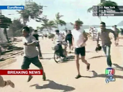 Mnogi so se posku&scaron;ali na varno umakniti prepozno. Posnetek prikazuje paniko pred prihodom vala.  / Foto: Profimedia