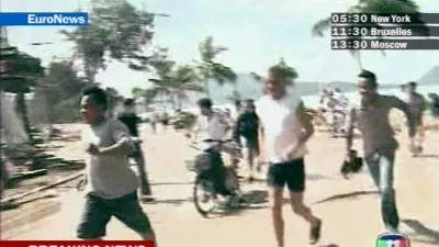 Mnogi so se poskušali na varno umakniti prepozno. Posnetek prikazuje paniko pred prihodom vala.  / Foto: Profimedia