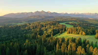 Naravne ovire so težko prehodne. V ozadju so Tatre. / Foto: Istock