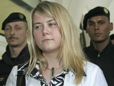 Kidnap victim Natascha Kampusch leaves a civil court after testifying in Graz May 15, 2008. Kampusch's mother Brigitta Sirny is suing former Austrian judge Martin Wabl for his claims that she was responsible for the abduction of her daughter. REUTERS/Heinz-Peter Bader (AUSTRIA) / Foto: Heinz-peter Bader