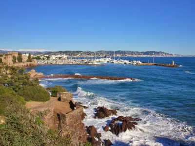 Narava je včasih mirna, včasih pa tudi besna. Pogled na francosko riviero. / Foto: Istock