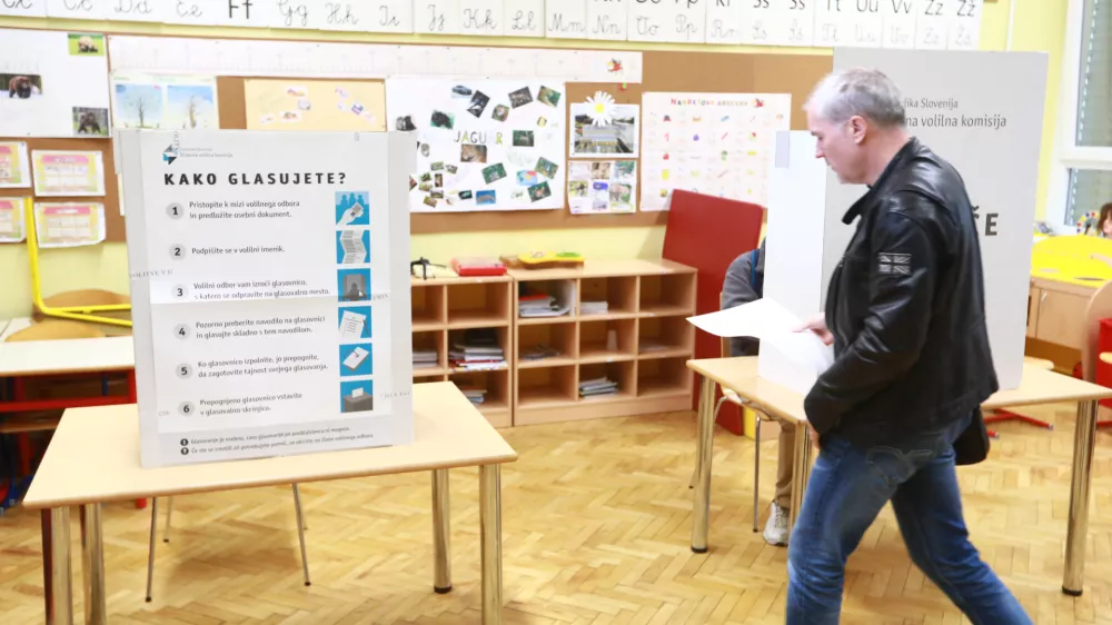 Maribot - volitve v Državni zbor 2022 - parlamentarne volitve - voli&scaron;če osnovna &scaron;ola Franc Rozman Stane - volilci - volilna skrinjica