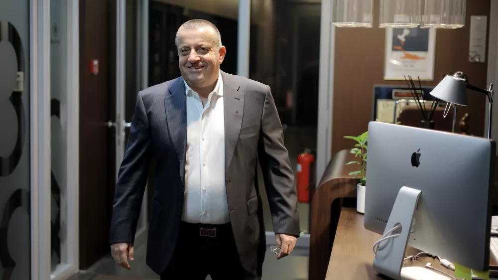 Ljubljana, Elektroncek Group.Novinarska konferenca podjetja Elektroncek Group, na kateri je Joc Pececnik predstavil stanje in nacrte v zvezi s podjetjema Costella in Moda MI&LAN.