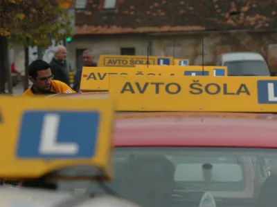 Avto &scaron;ola - vozila avto&scaron;ol pri izpitnem centru na Ro&scaron;ki cesti, //FOTO: Luka CjuhaOPOMBA: ZA OBJAVO V ČASOPISU DNEVNIK