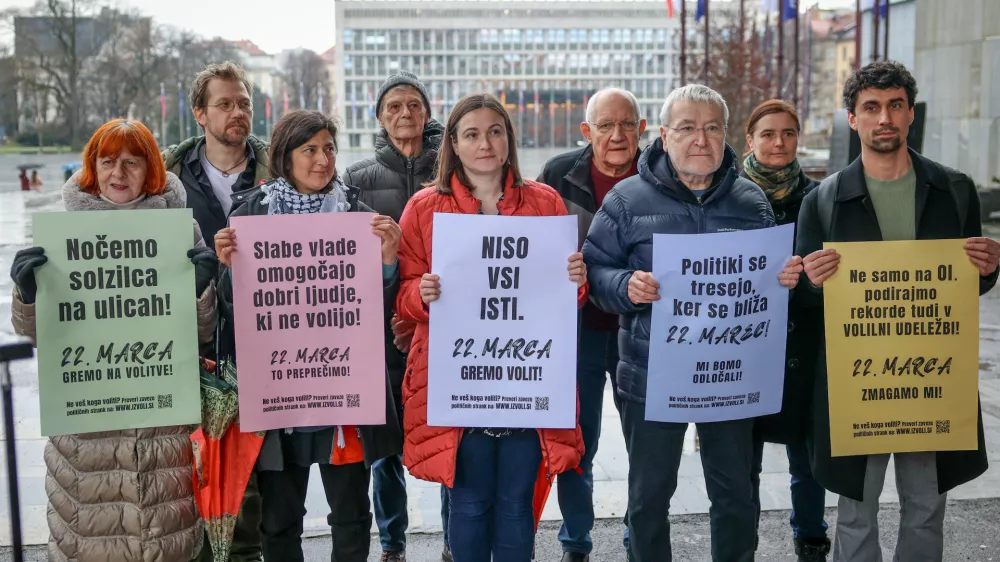 Ljubljana, Trgu republike.Novinarska konferenca ob predaji zavez politicnih strank civilni druzbi, ki jo organizira civilna iniciativa Glas ljudstva.
