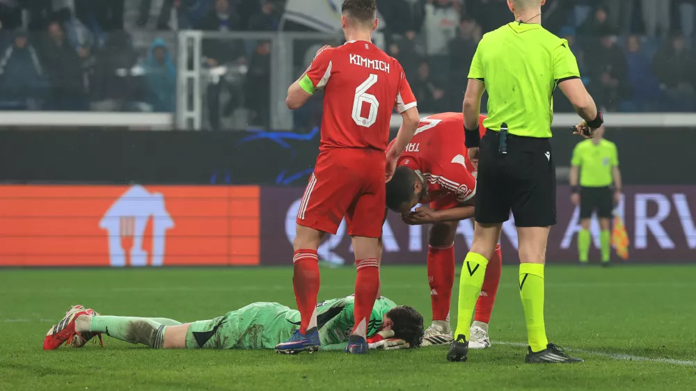 March 10, 2026, Bergamo: Bergamo, Italy, 10th March 2026. The Referee Aspen Eskas of Norway, Joshua Kimmich and Jonathan Tah of Bayern Munchen look over team mate Jonas Urbig as he lays injured following a clash with Nikola Krstovic of Atalanta during the Atalanta vs Bayern Munich UEFA Champions League match at Gewiss Stadium, Bergamo. (Credit Image: &Acirc;&copy; Jonathan Moscrop/Sportimage/Cal Sport Media) (Cal Sport Media via AP Images)