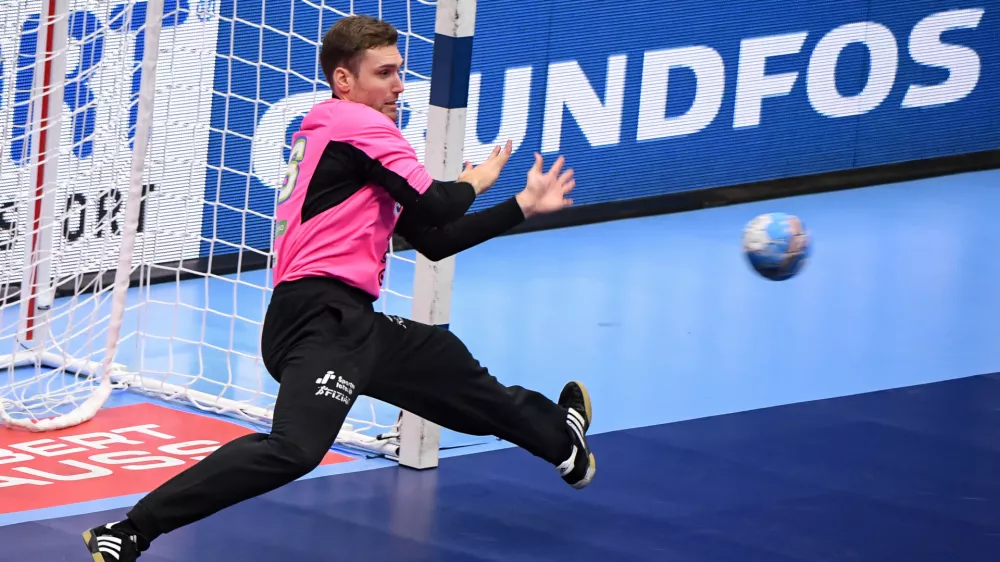 Svedska, Malmo.Slovenska moska rokometna reprezentanca je v 3. krogu drugega dela evropskega prvenstva na Norveskem in Svedskem ter v Avstriji danes v Malmoju premagala Portugalsko z 29:24 (14:15).Vratar Klemen Ferlin.