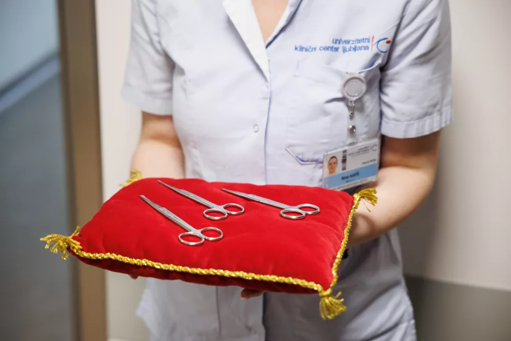 Ljubljana, UKC Ljubljana.Predsednik vlade Robert Golob je skupaj z ministrico za zdravje Valentino Prevolnik Rupel na delovnem obisku v UKC Ljubljana, kjer je odprl prenovljene prostore v 8. nadstropju glavne stavbe.