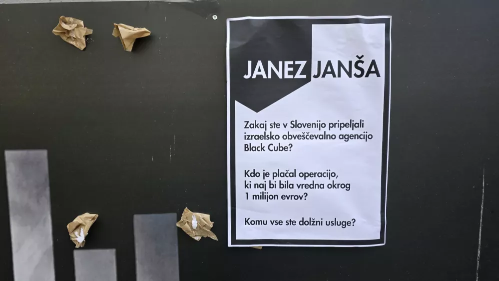 Ljubljana, Kersnikova ulica.Letak na Kersnikovi ulici z vprasanji predsedniku SDS Janezu Jansi v zvezi s tujo obvescevalno agencijo Black Cube.Foto: STA