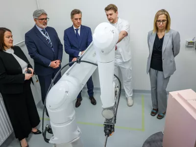 Ljubljana, URI Soca.Predsednik vlade Robert Golob je skupaj z ministrico za zdravje Valentino Prevolnik Rupel obiskal URI Soca, kjer sta se sestala z vodstvom in predstojniki, si ogledala fizioterapijo oddelka za rehabilitacijo po amputacijah ter se udelezila odprtja delovanja robotske roke, s pomocjo katere bodo pacientom zagotovljeni najsodobnejsi medicinski pripomocki, ogledala pa si bosta tudi napredek del pri obnovi lekarne.