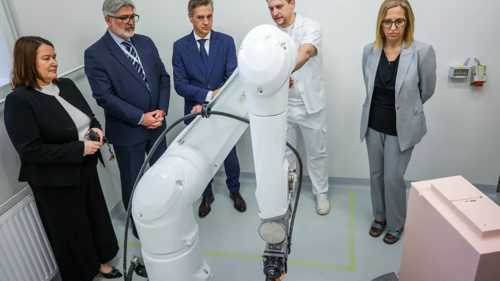 Ljubljana, URI Soca.Predsednik vlade Robert Golob je skupaj z ministrico za zdravje Valentino Prevolnik Rupel obiskal URI Soca, kjer sta se sestala z vodstvom in predstojniki, si ogledala fizioterapijo oddelka za rehabilitacijo po amputacijah ter se udelezila odprtja delovanja robotske roke, s pomocjo katere bodo pacientom zagotovljeni najsodobnejsi medicinski pripomocki, ogledala pa si bosta tudi napredek del pri obnovi lekarne.