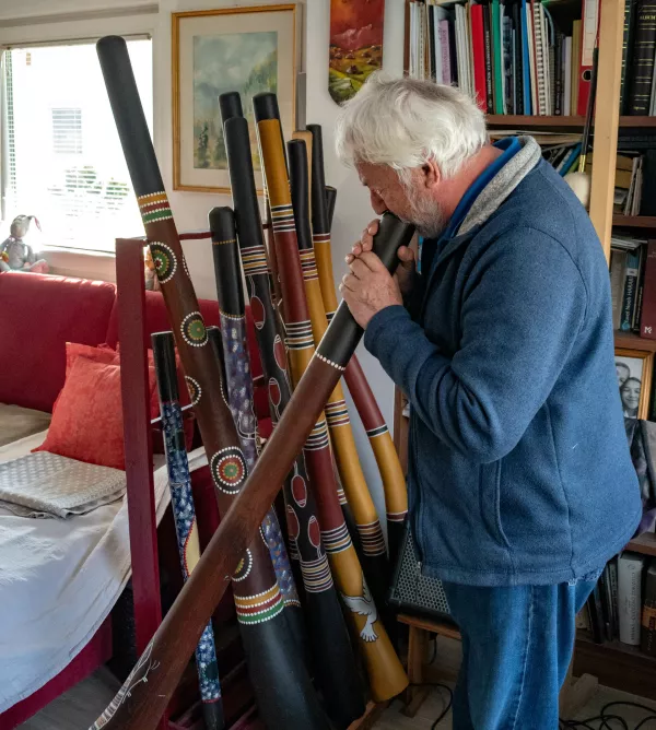 Iz lesa ustvarja glasbo sveta