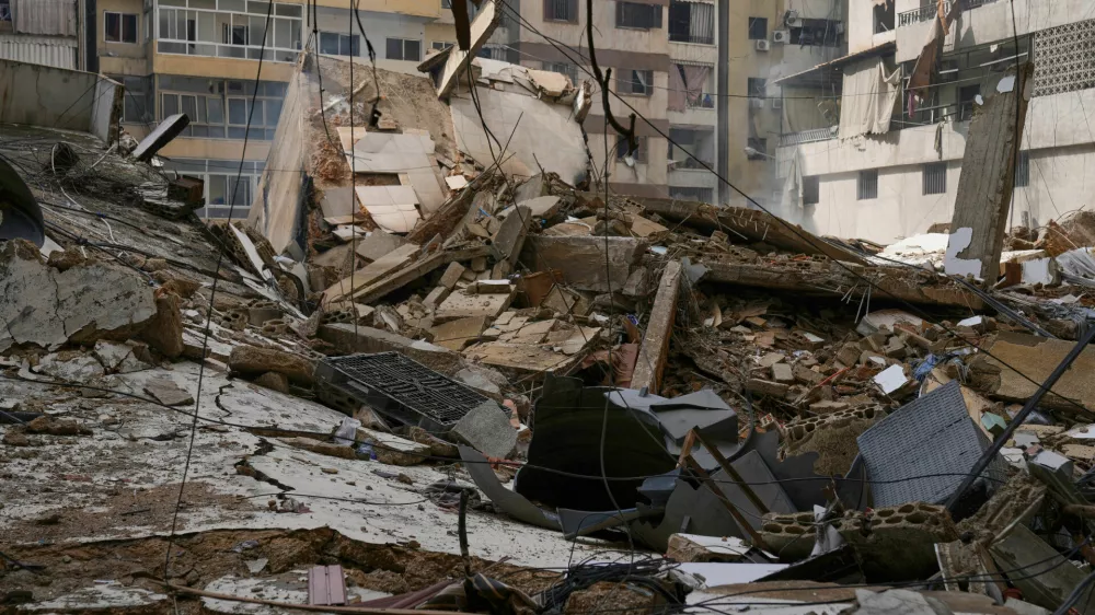 Debris litters a street from buildings damaged in an Israeli airstrike in Dahiyeh, Beirut's southern suburbs, Lebanon, Monday, March 16, 2026. (AP Photo/Bilal Hussein) / Foto: Bilal Hussein