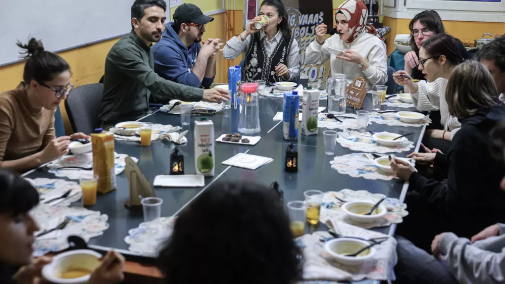 - 17.03.2026 - Dru&scaron;tvo za medkulturni dialog je organiziralo iftar, večerja ob sončnem zahodu 27. noči ramadana//FOTO: Jaka Gasar
