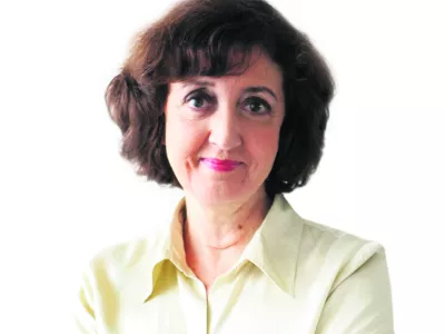 ?Ranka Ivelja, kolumnistka- Dnevnik 2016 - portreti za komentarje in kolumne - kolumnisti - novinarji - novinarka//FOTO: Tomaž Skale------barvno, belo ozadje, za kolumno, PERMANENT!!!