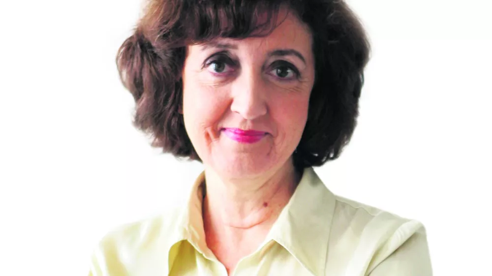 ?Ranka Ivelja, kolumnistka- Dnevnik 2016 - portreti za komentarje in kolumne - kolumnisti - novinarji - novinarka//FOTO: Tomaž Skale------barvno, belo ozadje, za kolumno, PERMANENT!!!