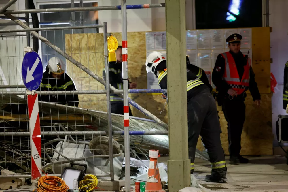 Firefighters work at a construction site after scaffolding collapsed in the upmarket ninth district of Vienna, Austria, March 17, 2026. REUTERS/Lisa Leutner