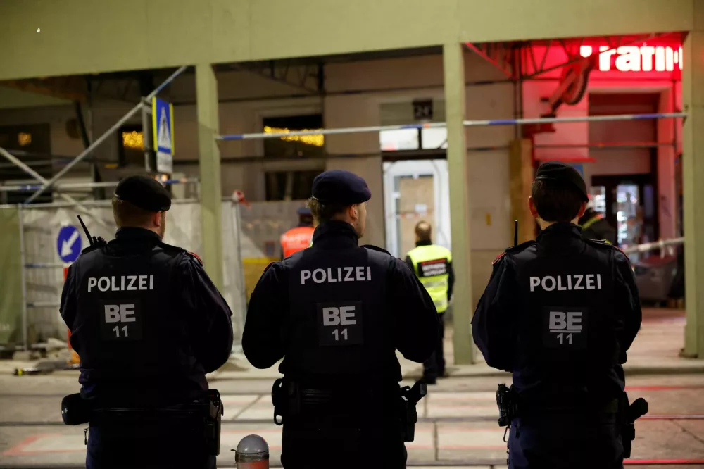 Police officers guard a construction site after scaffolding collapsed in the upmarket ninth district of Vienna, Austria, March 17, 2026. REUTERS/Lisa Leutner