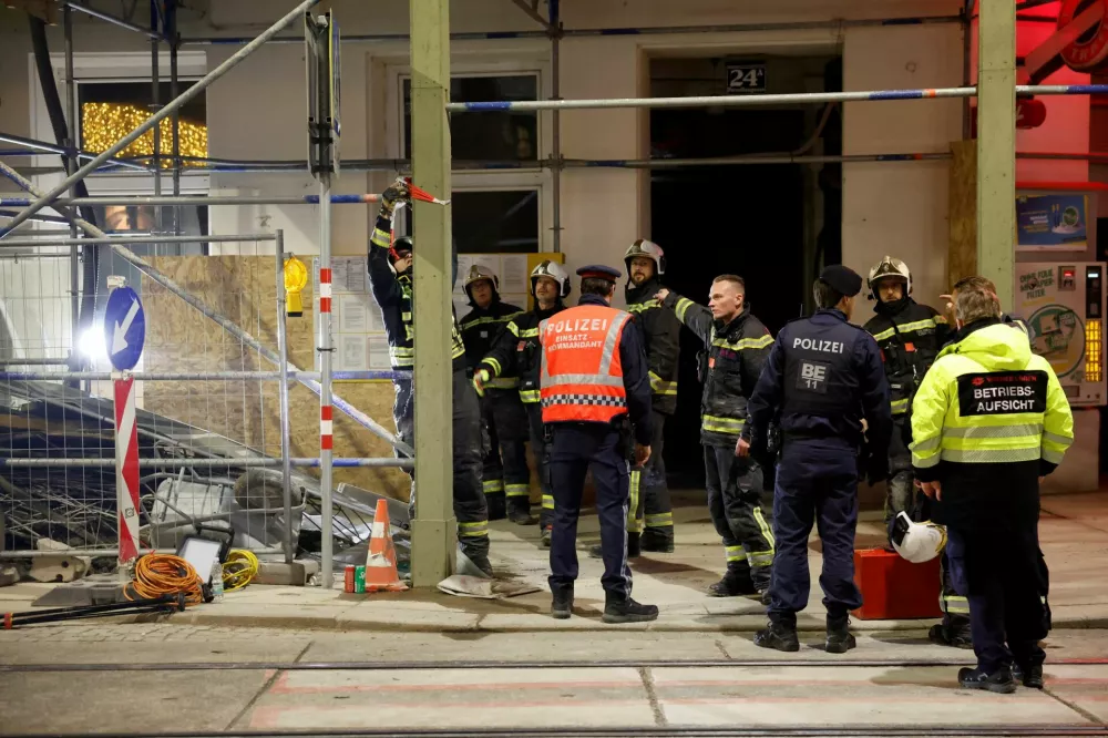 Firefighters work at a construction site after scaffolding collapsed in the upmarket ninth district of Vienna, Austria, March 17, 2026. REUTERS/Lisa Leutner