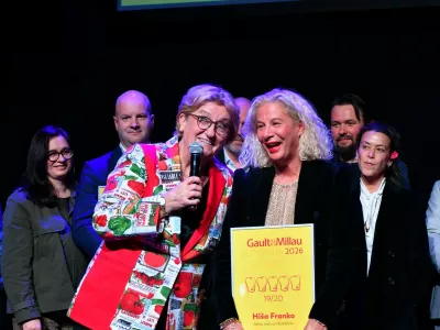  Najvi&scaron;je priznanje, pet kap, je letos prejela Ana Ro&scaron; in Hi&scaron;a Franko. F oto: Peter Irman