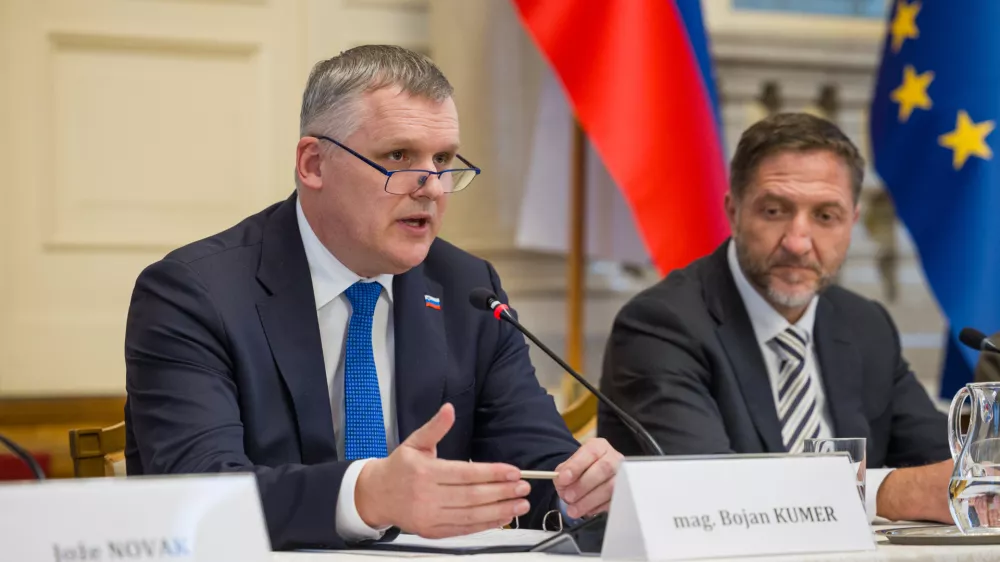 Ljubljana, vladna palaca.Pogovor s predstavniki gospodarstva in zupani v okviru regijskega vladnega obiska na obmocju Mestne obcine Ljubljana.Minister za finance Klemen Bostjancic in minister za okolje, podnebje in energijo Bojan Kumer.